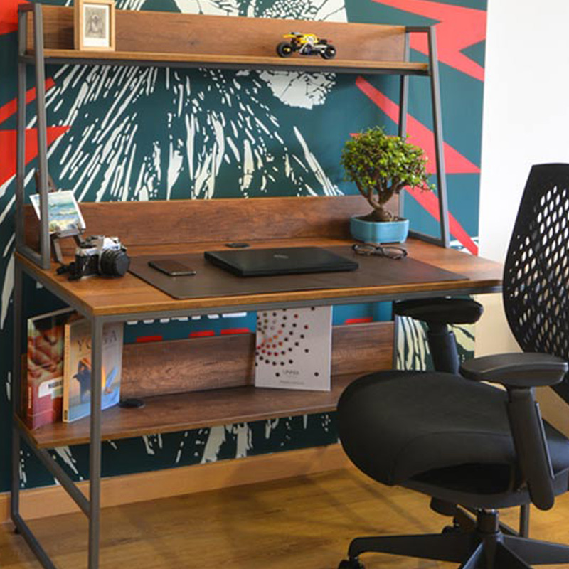 Suntuoso escritorio de estilo de diseño a la derecha y super práctico retro.